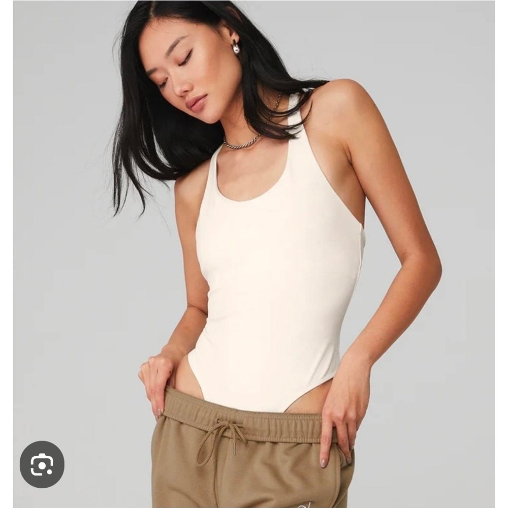 Alo Yoga Sleek Back Bodysuit Airbrush Ivory Atheleisure Streetfashion Festival